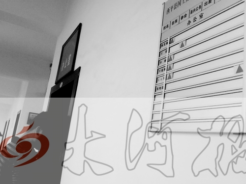 　7月4日上午，西平縣國土局辦公室門口在崗牌子高高掛，但里面空無一人。