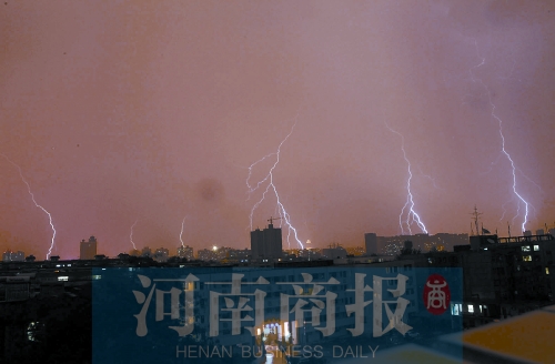 昨天21:30左右，雷電頻頻“光顧”鄭州市區(qū)