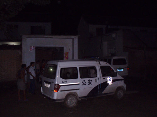 夜訪民宅警車(chē) 夜訪民宅警車(chē)