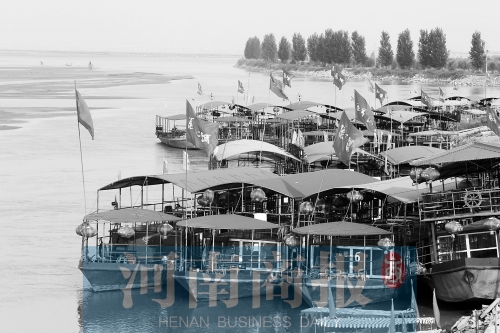 這些出航的船只，都沒有相關(guān)資質(zhì) 記者 王春勝/攝