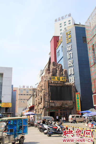 在該酒店一層的入口處，屹立著一座4層樓高的假山，氣勢雄偉。