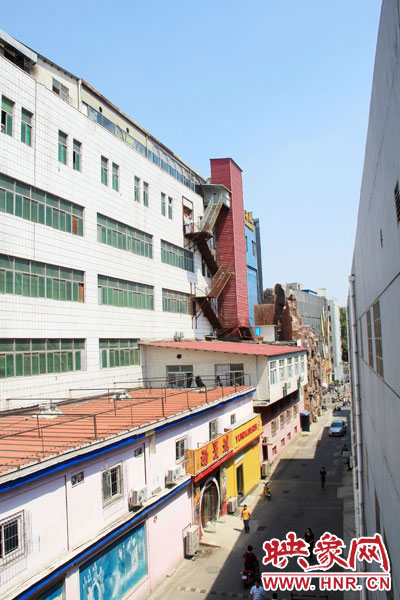 該家具賣場共6層樓，第7層建筑與其他樓層風(fēng)格迥然不同，有明顯后期加蓋痕跡