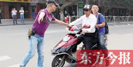 鄭州四部門聯(lián)手查非法營運(yùn)電摩 鄭州四部門聯(lián)手查非法營運(yùn)電摩