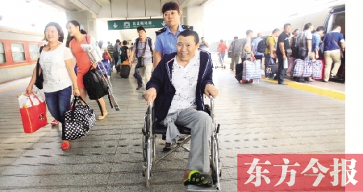 李剛手術(shù)后歸來，在車站工作人員幫助下走出鄭州火車站站臺(tái)  東方今報(bào)首席記者 張曉冬 攝