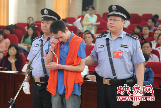 庭審現(xiàn)場，幾度流下淚水的小偉，后悔當(dāng)初太過沖動。魏海勇-攝