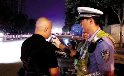 昨晚交警查酒駕 昨晚交警查酒駕