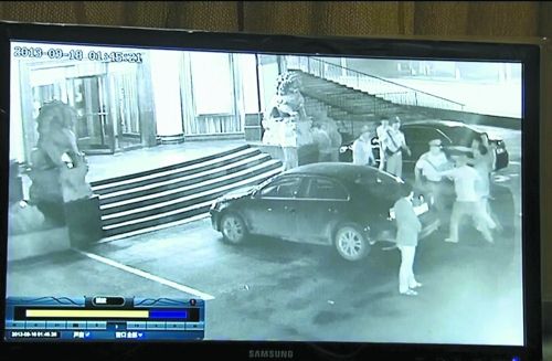 警察被襲時的視頻截圖 警察被襲時的視頻截圖