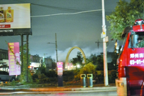 鄭州水暖潔具批發(fā)中心23日晚突發(fā)大火起濃煙 鄭州水暖潔具批發(fā)中心23日晚突發(fā)大火起濃煙