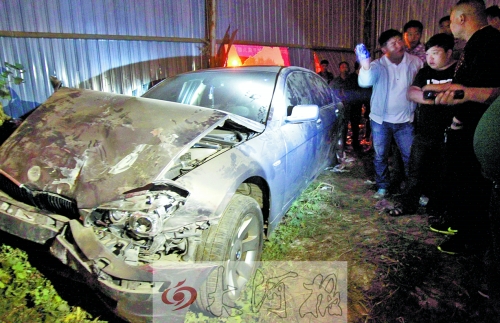 新鄭寶馬連撞兩車后沖進戲臺邊人群致1死7傷 新鄭寶馬連撞兩車后沖進戲臺邊人群致1死7傷