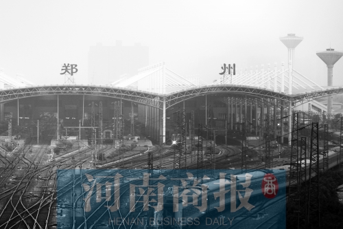 從解放路立交向南望去，火車站南側(cè)一座高樓在霧霾中若隱若現(xiàn)