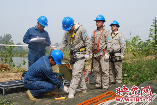 “弟兄們”每次上塔作業(yè)，樊建軍都要認真核對檢查，不容一絲失誤出現(xiàn)。