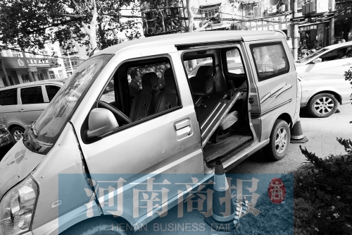 　面包車的后座上，放著被掰掉的車門