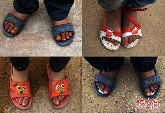 山里的溫度已經(jīng)很低了，有些孩子還是光腳穿著拖鞋。