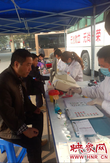 上午10時許，幾位市民在河南省人民會堂門口獻(xiàn)血