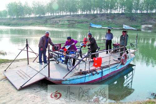 18年來(lái)，盛衛(wèi)川堅(jiān)持每日如此，為河兩岸的人擺渡。