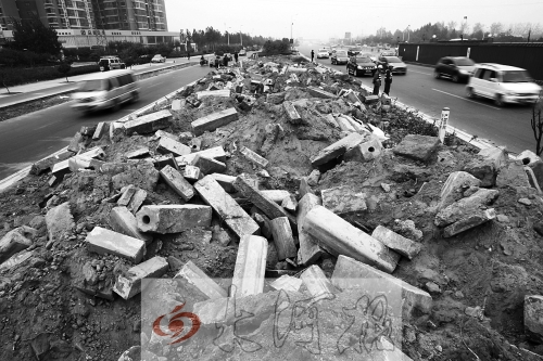 中州大道部分路段，綠化帶成了垃圾場(chǎng)。