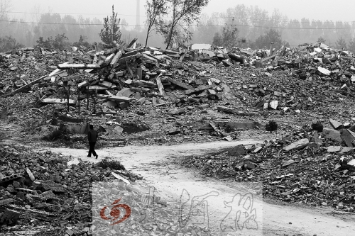 綠城街頭，海量的建筑垃圾令人觸目驚心。
