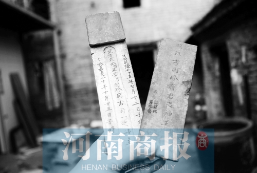 花五松的老宅里，還有祖上留下的牌位