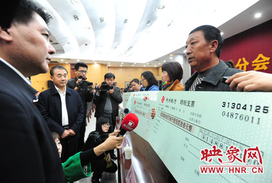 最高人民法院執(zhí)行局局長劉貴祥、河南省高級人民法院院長張立勇親手為申請執(zhí)行人員發(fā)放執(zhí)行款