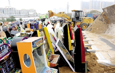 昨日16時，在鄭州市公安局治安支隊院內(nèi)，省會警方集中銷毀了“雷霆”行動中查獲的賭博機等涉賭物品