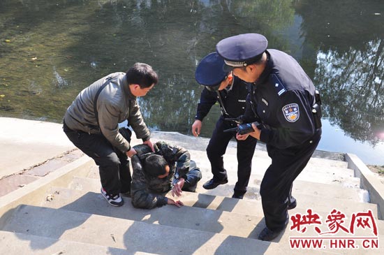 該男子滾入冰冷的金水河，嗆了幾口污水，連滾帶爬從水中出來(lái)，隨后被金水路派出所民警救上岸。