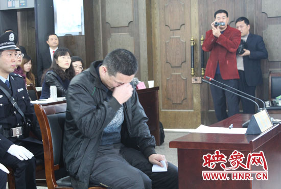 庭審現(xiàn)場，被告人常樹民哽咽著宣讀手中的悔恨書。