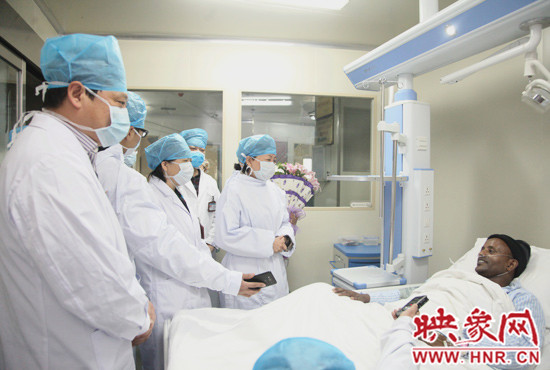 非洲小伙少林寺習(xí)武瘧疾復(fù)發(fā) 目前病情穩(wěn)定最想吃西餐 非洲小伙少林寺習(xí)武瘧疾復(fù)發(fā) 目前病情穩(wěn)定最想吃西餐