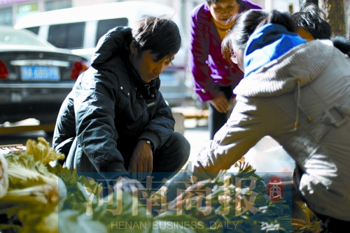 附近的市民得知了他的遭遇，紛紛前來買菜