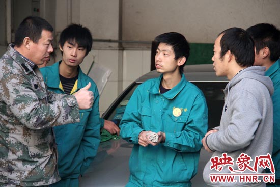 楊冠軍（左）在和兄弟們交流時(shí)，多數(shù)都是用手語(yǔ)