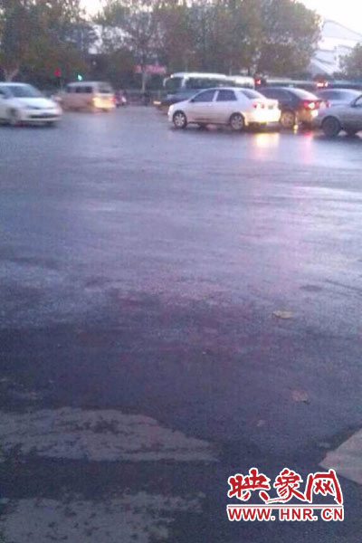 中原路與嵩山路交匯處路面因?yàn)⑺Y(jié)冰。（圖片來自網(wǎng)絡(luò)）