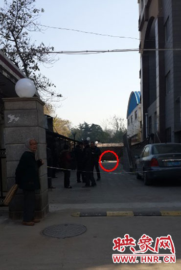 死者躺在樓前地上 死者躺在樓前地上