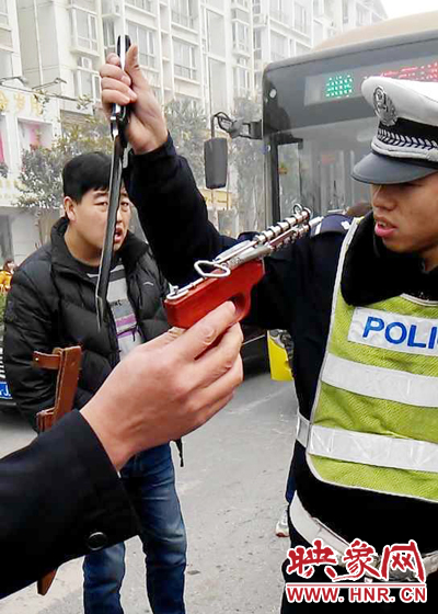 據(jù)當(dāng)事交警描述，男子自知車上有刀，在車輛被逼停后，車上的另一名男子試圖將刀具交給到達(dá)現(xiàn)場(chǎng)的同伴。