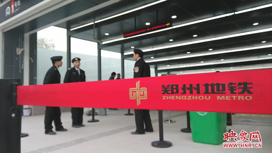 鄭州地鐵站臺(tái)內(nèi)外隨處可見英文標(biāo)識(shí)