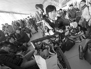 由于媽媽生病，盧文成只得中途放棄騎行改乘火車趕回老家。