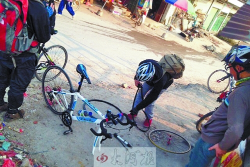 運(yùn)氣不好，十分鐘被扎了兩次胎，只能自己修車。