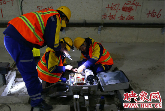 鄭州地鐵設(shè)備部各工種的同事們每晚在夜深人靜時(shí)的隧道里堅(jiān)守著自己的崗位。