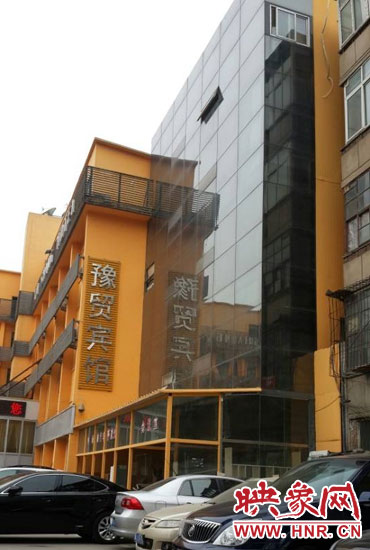 該酒店為加蓋樓層統(tǒng)一安裝上黑色玻璃，從前面看不出加蓋的痕跡