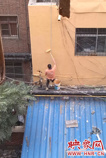 在13年11月多家媒體該酒店加蓋事件后，該酒店派人將樓層加蓋處統(tǒng)一刷上黃漆(附近小區(qū)居民提供)