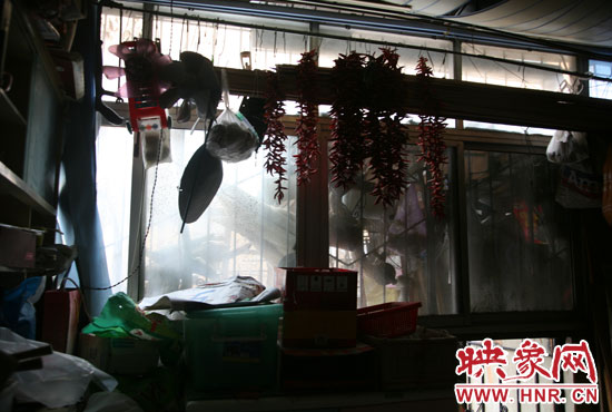 受影響的住戶將自己的窗戶遮擋起來，以防被加蓋樓層住戶看到自家