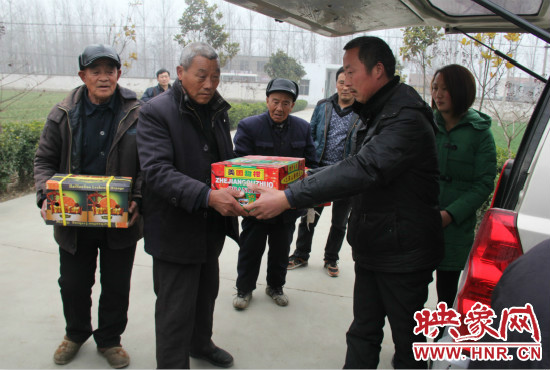 鄭春光的父親鄭慶兵和女兒鄭元元帶著他未完成的夢(mèng)想來到了鄭集鄉(xiāng)敬老院，看望慰問居住在這里的五保老人。