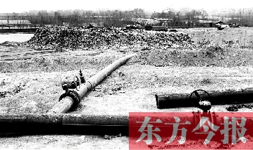 鄭州首座垃圾沼氣電廠并網(wǎng)發(fā)電，集氣管一端連接垃圾山深處，一端連接電廠集氣裝置