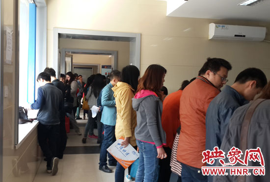 鄭州工商局金水區(qū)分局辦事大廳內擠滿人 鄭州工商局金水區(qū)分局辦事大廳內擠滿人