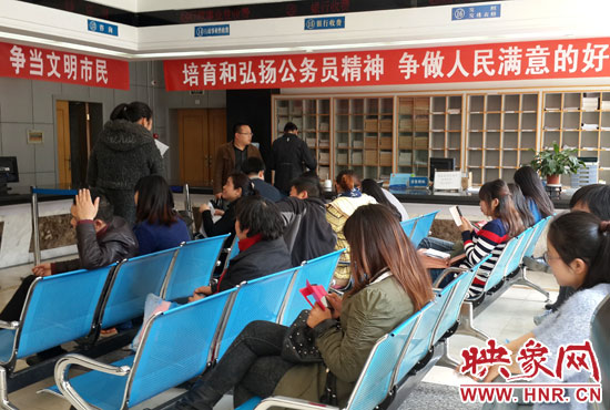 鄭州工商局辦事大廳內都是等待登記注冊的人 鄭州工商局辦事大廳內都是等待登記注冊的人