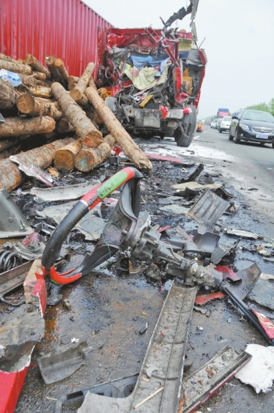 大霧致寧洛高速周口段多輛車被撞 擁堵3公里 大霧致寧洛高速周口段多輛車被撞 擁堵3公里