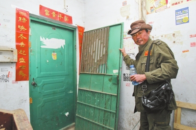 鄭州一家屬院遭強(qiáng)制“開發(fā)” 業(yè)主被“斷電拆門” 鄭州一家屬院遭強(qiáng)制“開發(fā)” 業(yè)主被“斷電拆門”