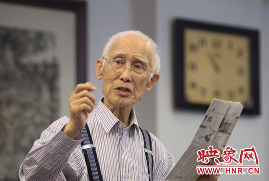 余光中現(xiàn)場(chǎng)朗誦新詩(shī)《招魂》。