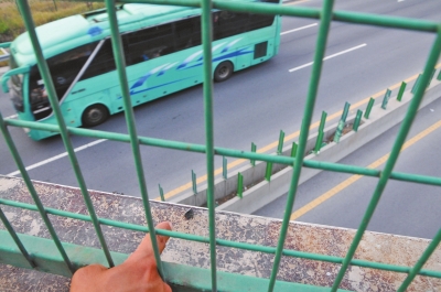 事發(fā)現(xiàn)場的橋梁護欄上,還留有疑似肇事瀝青塊的碎片。