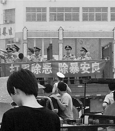 固始縣警方用敞篷卡車(chē)押運(yùn)嫌犯引來(lái)眾人駐足圍觀 固始縣警方用敞篷卡車(chē)押運(yùn)嫌犯引來(lái)眾人駐足圍觀