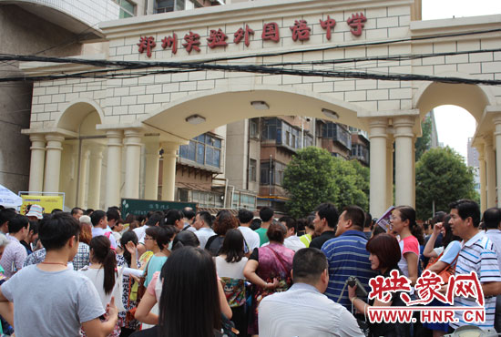 考試快結(jié)束時，陪考的家長涌入學(xué)校接孩子。