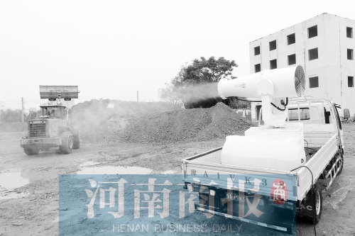 降塵水炮車(chē)正在作業(yè) 記者 鄧萬(wàn)里/攝 降塵水炮車(chē)正在作業(yè) 記者 鄧萬(wàn)里/攝